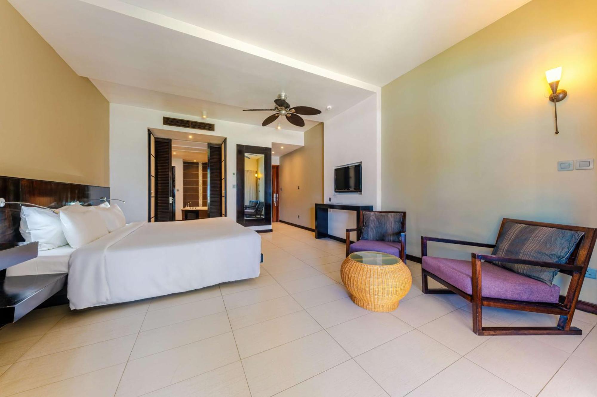 Chambre Lit King-Size Premium - Vue sur Piscine